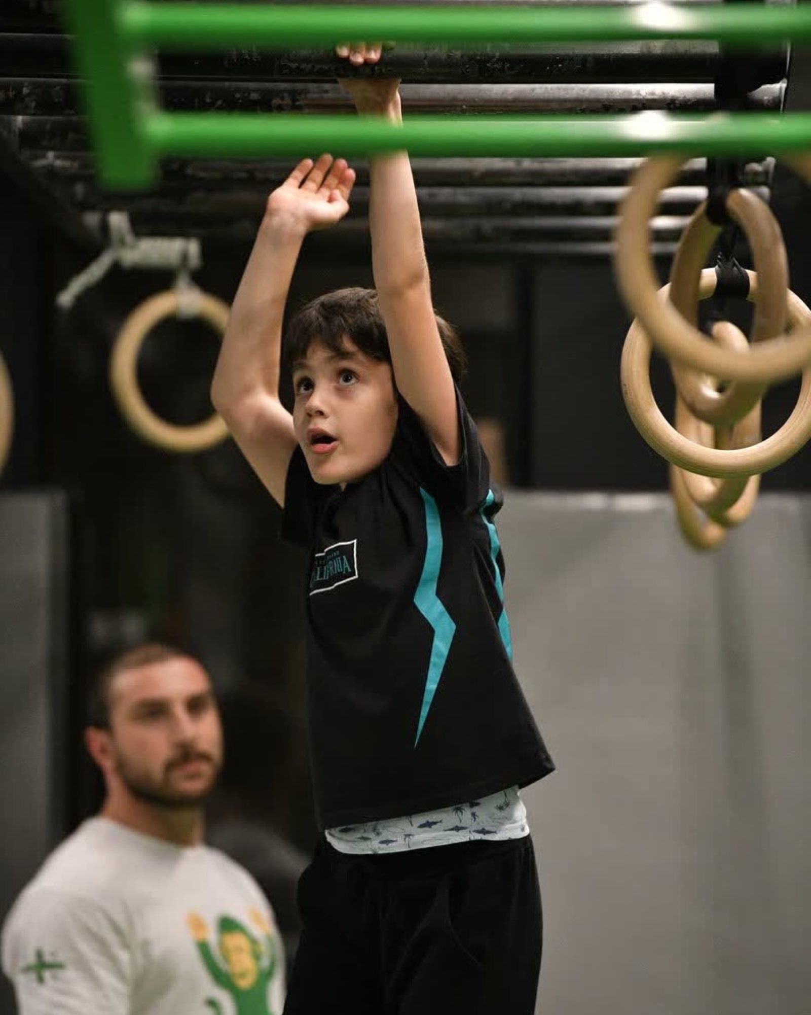 Children running an obstacle route in the Gymnasia Jungle Gym hall.